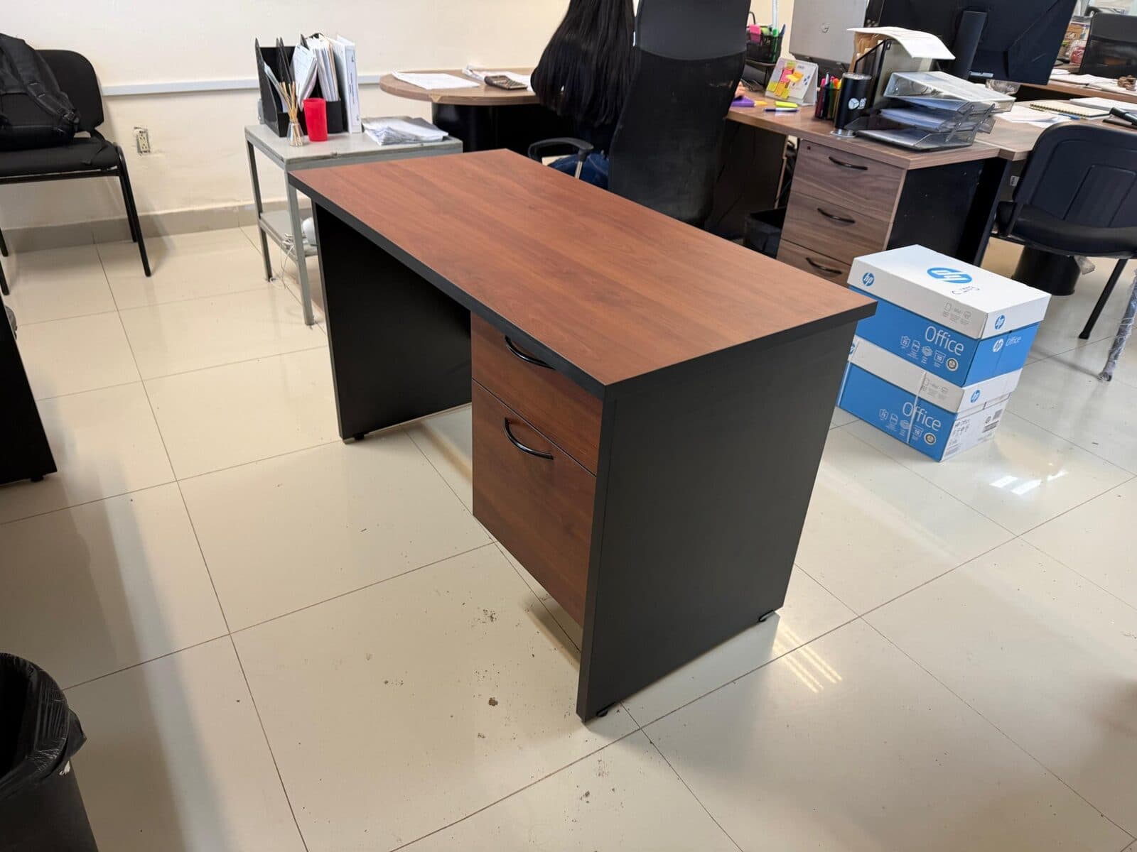 Escritorio con estructura metálica fabricado por MAC SERVICE